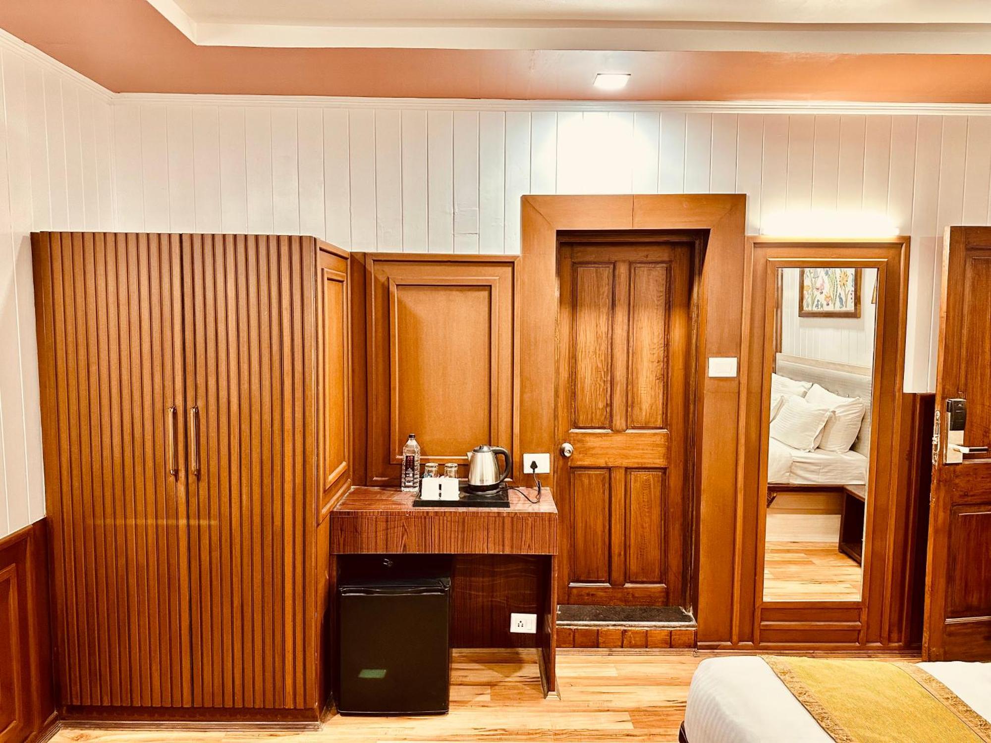 Walisons Hotel Srīnagar Eksteriør billede
