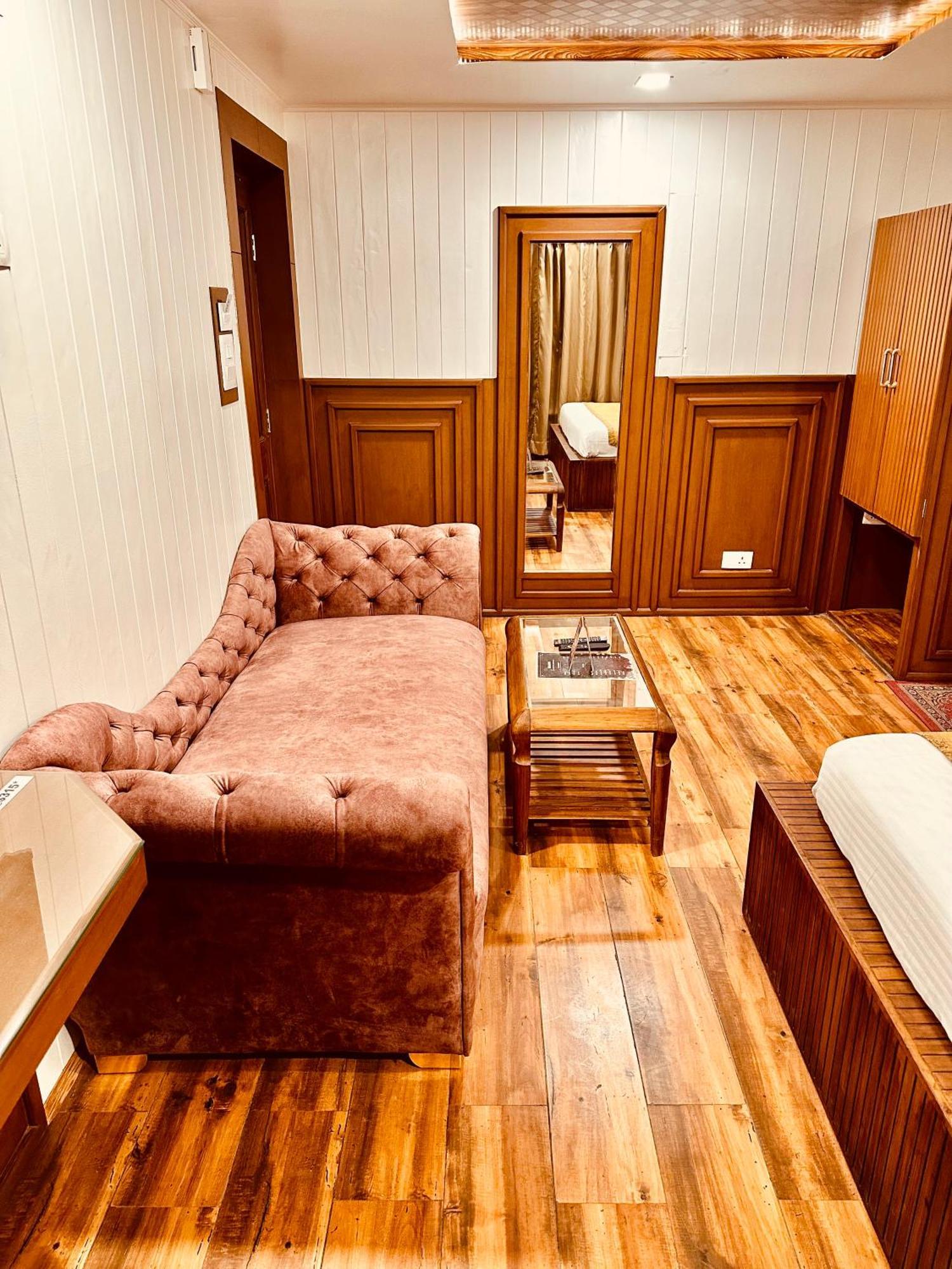 Walisons Hotel Srīnagar Eksteriør billede