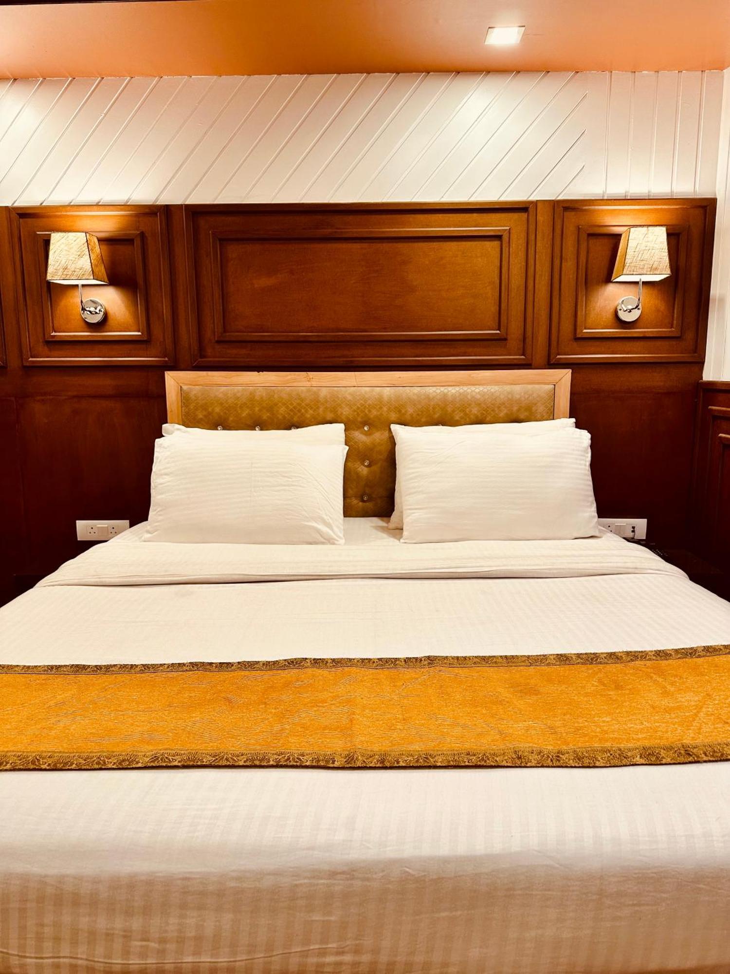 Walisons Hotel Srīnagar Eksteriør billede