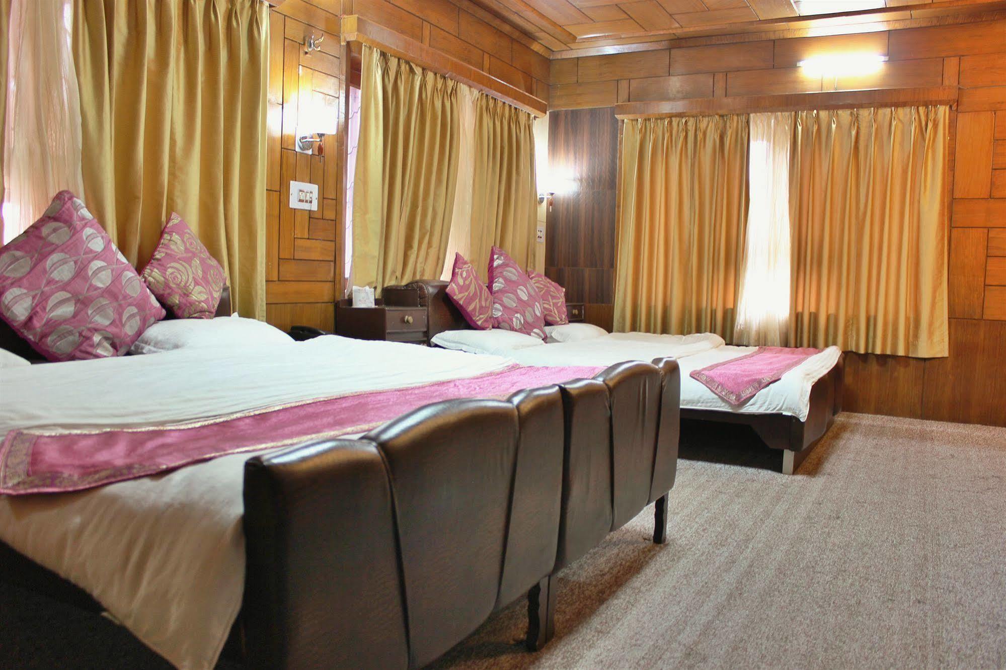 Walisons Hotel Srīnagar Eksteriør billede
