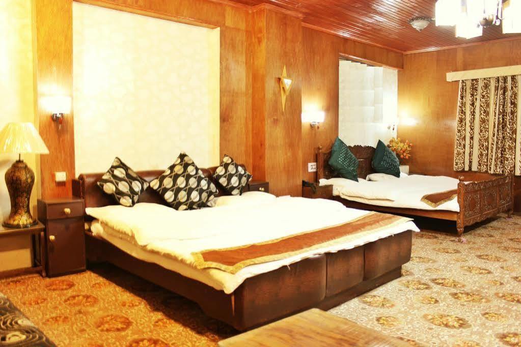Walisons Hotel Srīnagar Eksteriør billede