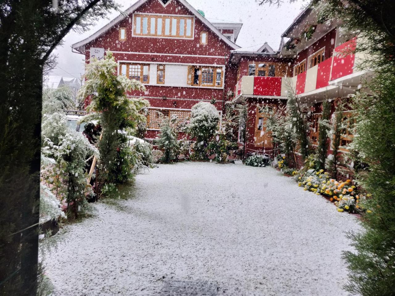 Walisons Hotel Srīnagar Eksteriør billede